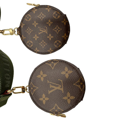 Front e retro del portamonete amovibile di una Multi Pochette Accessoires Louis Vuitton in canvas marrone monogram con dettagli in vacchetta naturale, manico in catena dorata e tracolla in tessuto Jacquard verde kaki. Completa di corredo.
