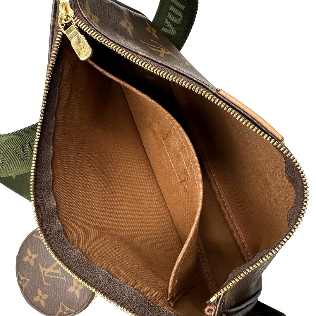Interno di una Multi Pochette Accessoires Louis Vuitton in canvas marrone monogram con dettagli in vacchetta naturale, manico in catena dorata e tracolla in tessuto Jacquard verde kaki. Dotata del classico mini portamonete rotondo, rimovibile. Completa di corredo.