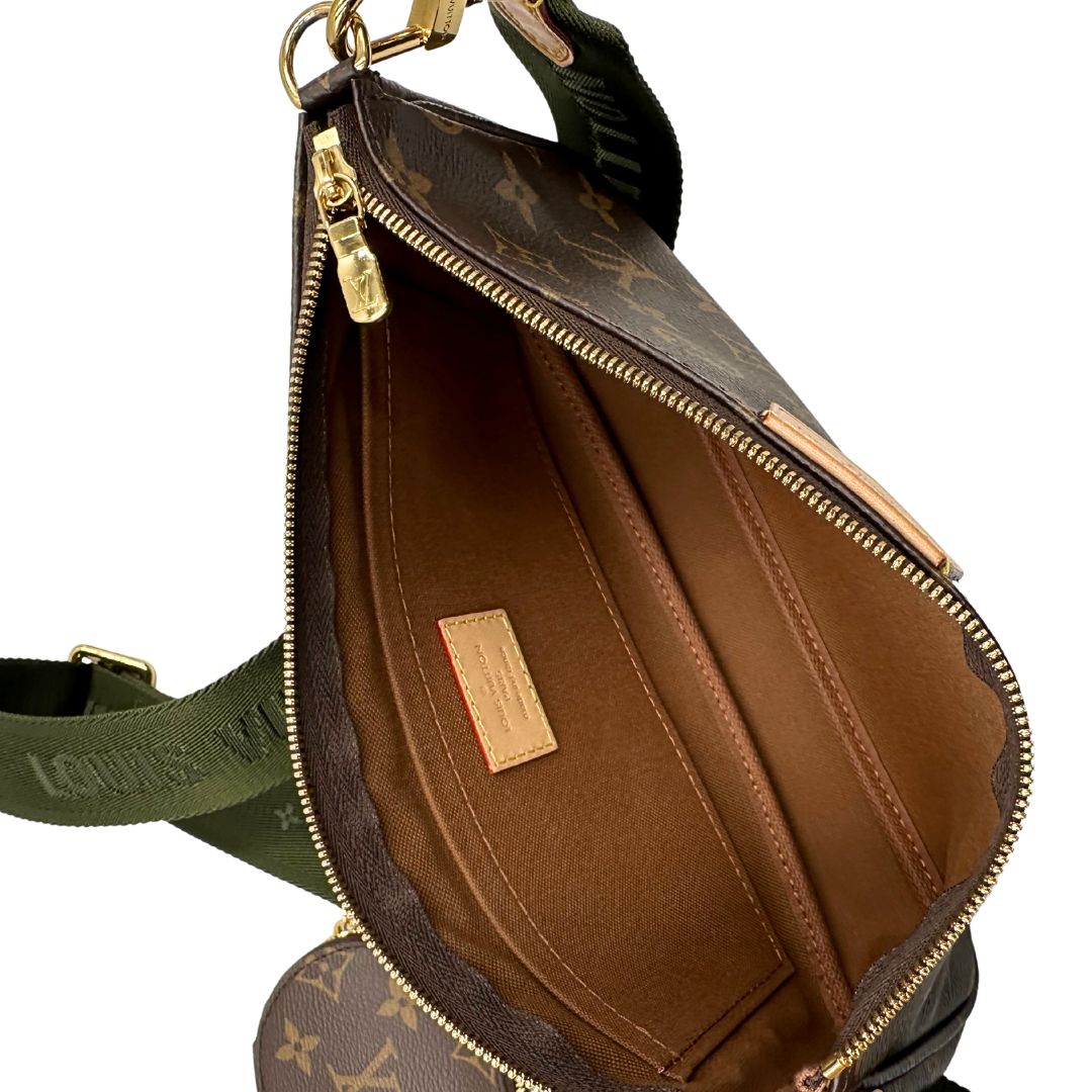 Interno di una Multi Pochette Accessoires Louis Vuitton in canvas marrone monogram con dettagli in vacchetta naturale, manico in catena dorata e tracolla in tessuto Jacquard verde kaki. Dotata del classico mini portamonete rotondo, rimovibile. Completa di corredo.