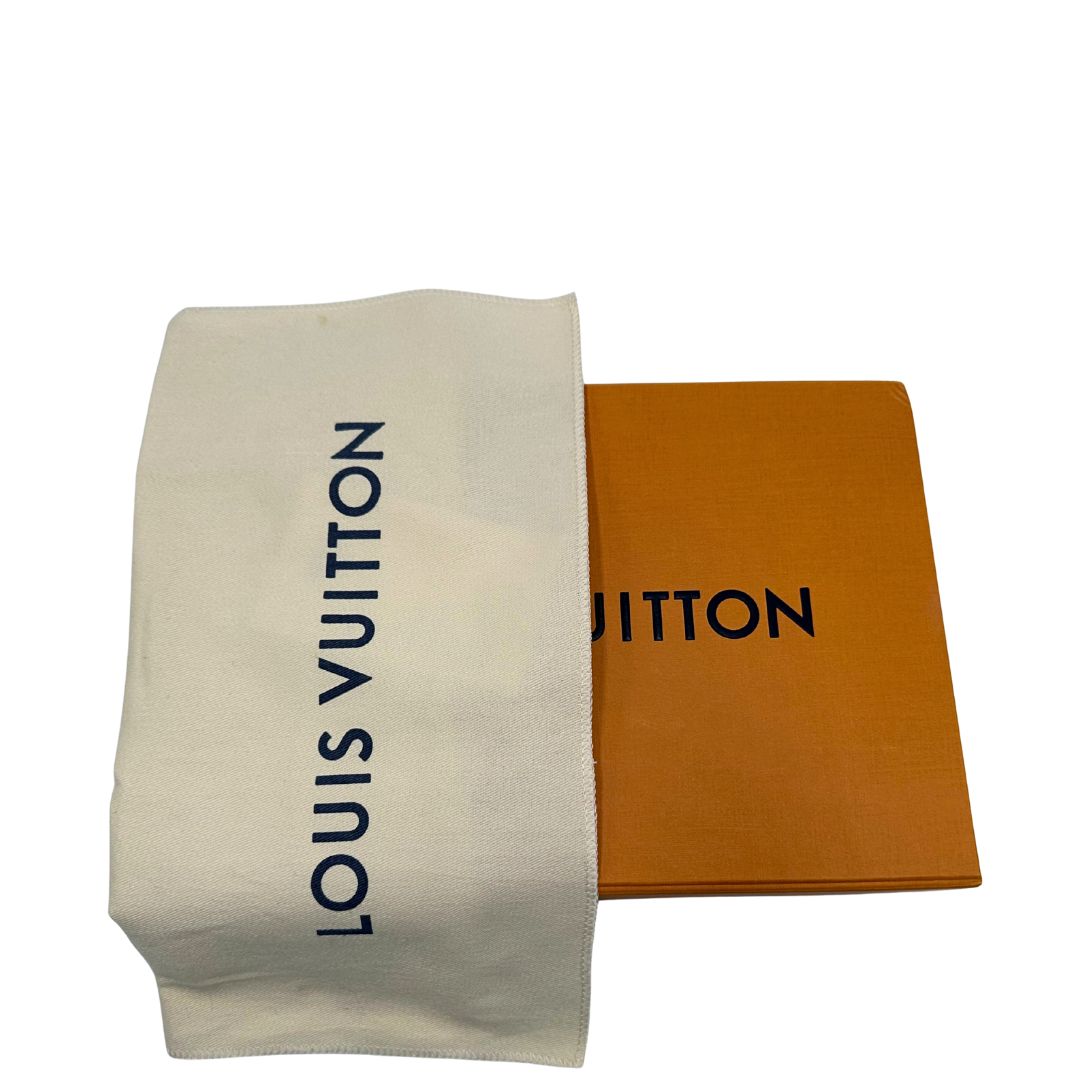 Corredo di una Multi Pochette Accessoires Louis Vuitton in canvas marrone monogram con dettagli in vacchetta naturale, manico in catena dorata e tracolla in tessuto Jacquard verde kaki. Dotata del classico mini portamonete rotondo, rimovibile.