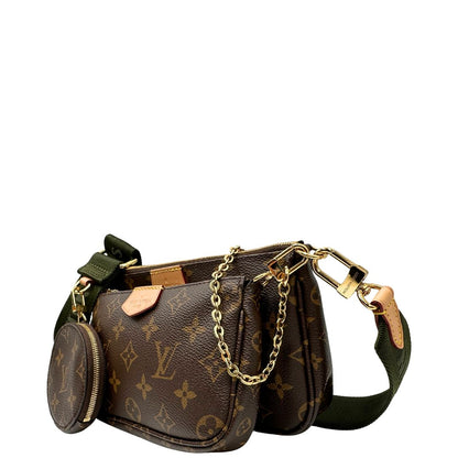 Laterale destro di una Multi Pochette Accessoires Louis Vuitton in canvas marrone monogram con dettagli in vacchetta naturale, manico in catena dorata e tracolla in tessuto Jacquard verde kaki. Dotata del classico mini portamonete rotondo, rimovibile. Completa di corredo.