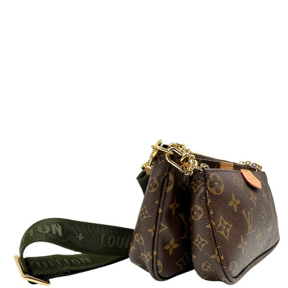 Laterale sinistro di una Multi Pochette Accessoires Louis Vuitton in canvas marrone monogram con dettagli in vacchetta naturale, manico in catena dorata e tracolla in tessuto Jacquard verde kaki. Dotata del classico mini portamonete rotondo, rimovibile. Completa di corredo.