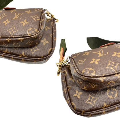 Angoli di una Multi Pochette Accessoires Louis Vuitton in canvas marrone monogram con dettagli in vacchetta naturale, manico in catena dorata e tracolla in tessuto Jacquard verde kaki. Dotata del classico mini portamonete rotondo, rimovibile. Completa di corredo.
