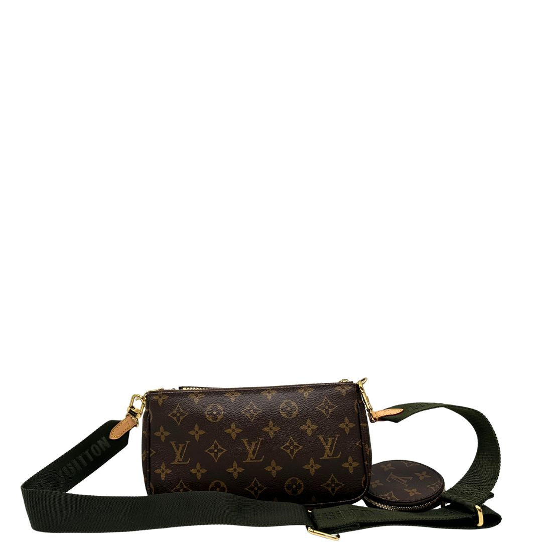 Retro di una Multi Pochette Accessoires Louis Vuitton in canvas marrone monogram con dettagli in vacchetta naturale, manico in catena dorata e tracolla in tessuto Jacquard verde kaki. Dotata del classico mini portamonete rotondo, rimovibile. Completa di corredo.