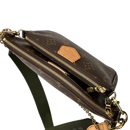 Vista dall'alto di una Multi Pochette Accessoires Louis Vuitton in canvas marrone monogram con dettagli in vacchetta naturale, manico in catena dorata e tracolla in tessuto Jacquard verde kaki. Dotata del classico mini portamonete rotondo, rimovibile. Completa di corredo.