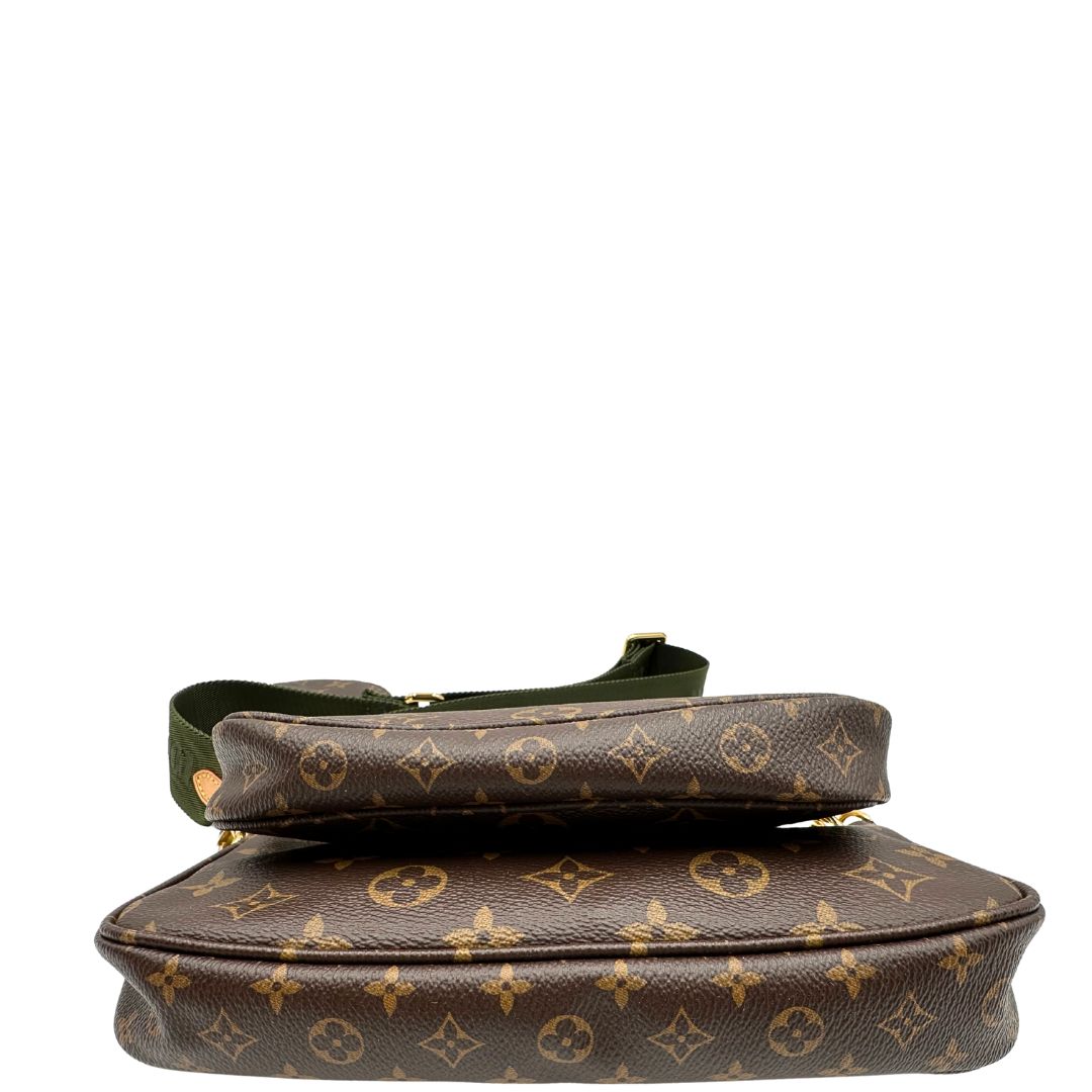 Base di una Multi Pochette Accessoires Louis Vuitton in canvas marrone monogram con dettagli in vacchetta naturale, manico in catena dorata e tracolla in tessuto Jacquard verde kaki. Dotata del classico mini portamonete rotondo, rimovibile. Completa di corredo.