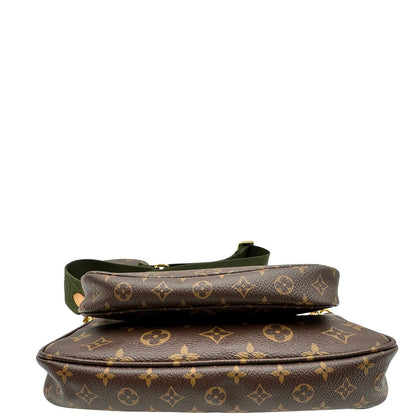 Base di una Multi Pochette Accessoires Louis Vuitton in canvas marrone monogram con dettagli in vacchetta naturale, manico in catena dorata e tracolla in tessuto Jacquard verde kaki. Dotata del classico mini portamonete rotondo, rimovibile. Completa di corredo.