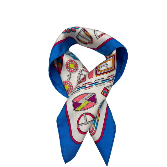Foulard Hermes in seta caratterizzato da una stampa geometrica multicolor su base bianca con bordo blu intenso. Completa di scatola e busta, di lusso, originale, eccellenti condizioni.