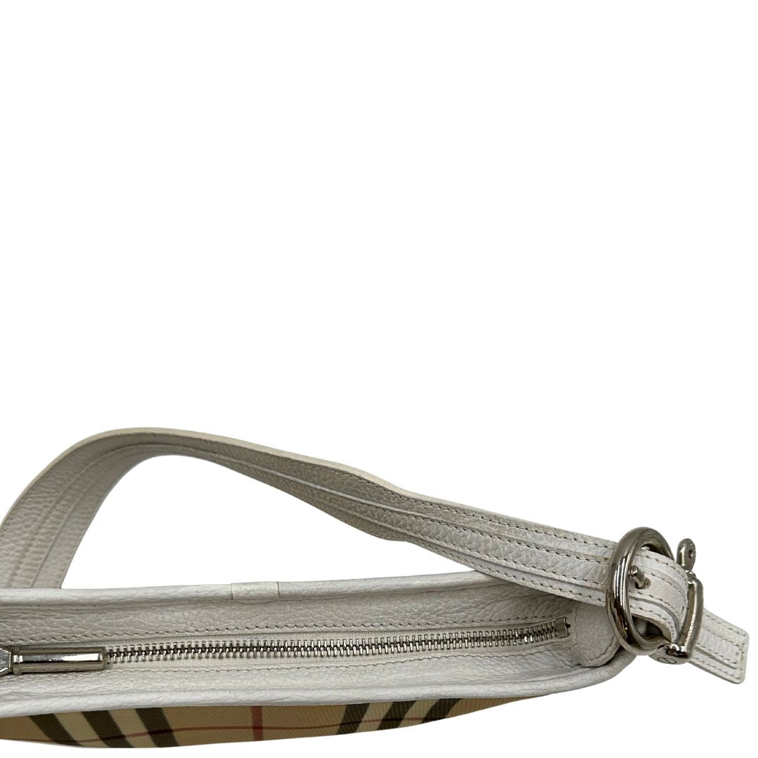 cerniera Borsa Burberry in canvas beige con trama tartan, finiture in pelle bianche e parti metalliche argentate. Munita di un manico singolo, indossabile a spalla, di lusso, originale, ottime condizioni, usata.