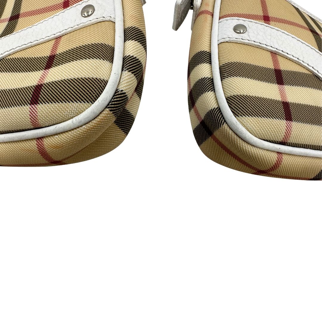 angoli Borsa Burberry in canvas beige con trama tartan, finiture in pelle bianche e parti metalliche argentate. Munita di un manico singolo, indossabile a spalla, di lusso, originale, ottime condizioni, usata.
