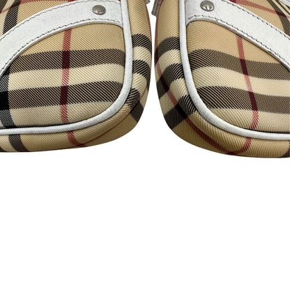 angoli Borsa Burberry in canvas beige con trama tartan, finiture in pelle bianche e parti metalliche argentate. Munita di un manico singolo, indossabile a spalla, di lusso, originale, ottime condizioni, usata. 