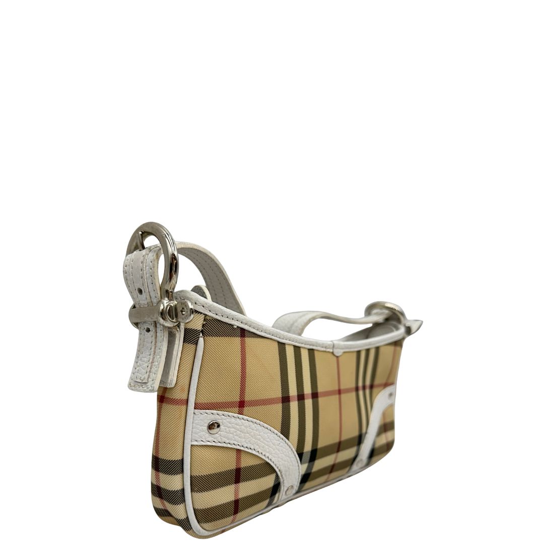 lato Borsa Burberry in canvas beige con trama tartan, finiture in pelle bianche e parti metalliche argentate. Munita di un manico singolo, indossabile a spalla, di lusso, originale, ottime condizioni, usata. 