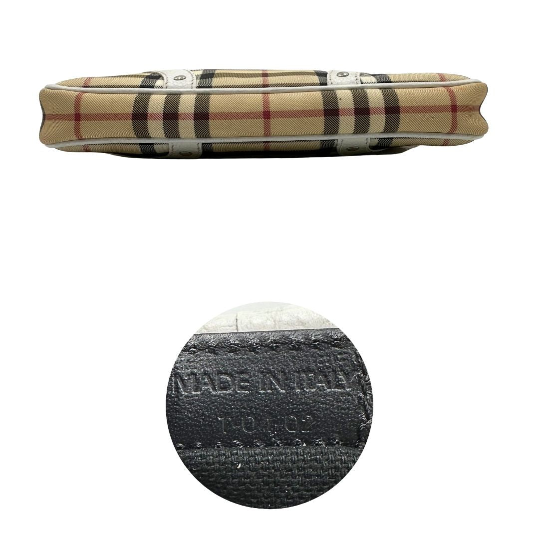 base Borsa Burberry in canvas beige con trama tartan, finiture in pelle bianche e parti metalliche argentate. Munita di un manico singolo, indossabile a spalla, di lusso, originale, ottime condizioni, usata.