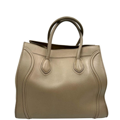 Retro di una borsa Céline Luggage in pelle color sabbia con parti metalliche oro anticato ed effetto renio. Completa di dustbag. Indossabile a mano.