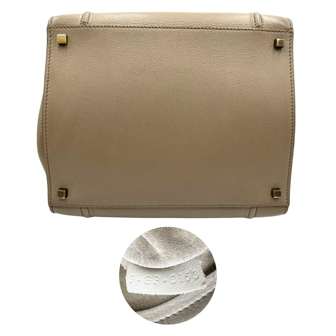 Base e codici di una borsa Céline Luggage in pelle color sabbia con parti metalliche oro anticato ed effetto renio. Completa di dustbag. Indossabile a mano.