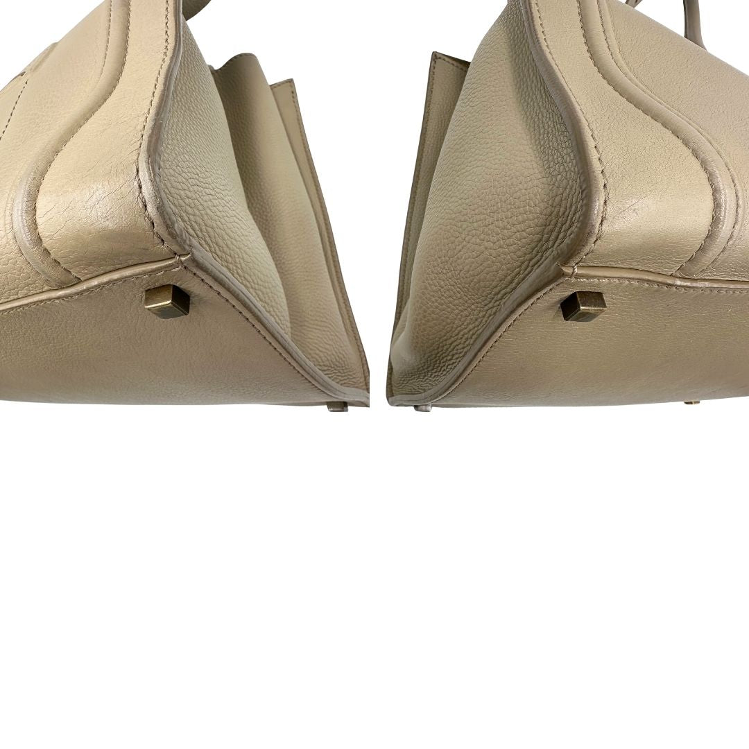 Angoli di una borsa Céline Luggage in pelle color sabbia con parti metalliche oro anticato ed effetto renio. Completa di dustbag. Indossabile a mano.