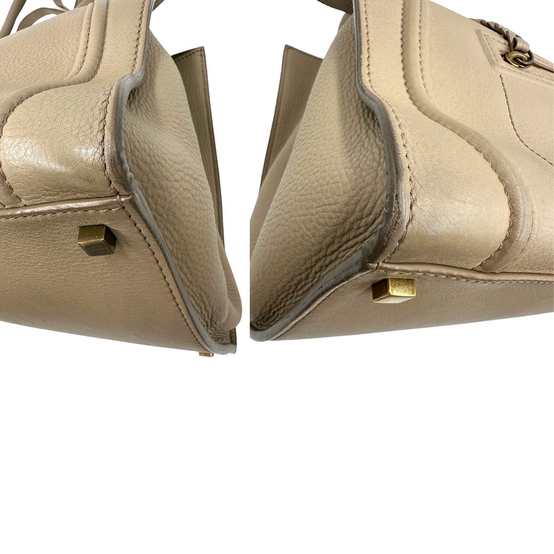 Angoli di una borsa Céline Luggage in pelle color sabbia con parti metalliche oro anticato ed effetto renio. Completa di dustbag. Indossabile a mano.