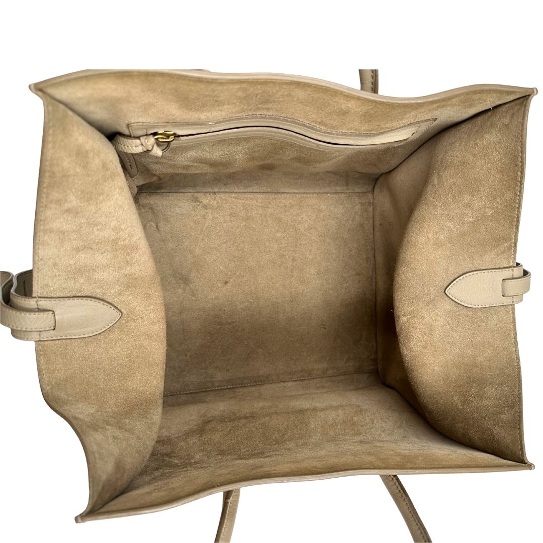 Interno di una borsa Céline Luggage in pelle color sabbia con parti metalliche oro anticato ed effetto renio. Completa di dustbag. Indossabile a mano.