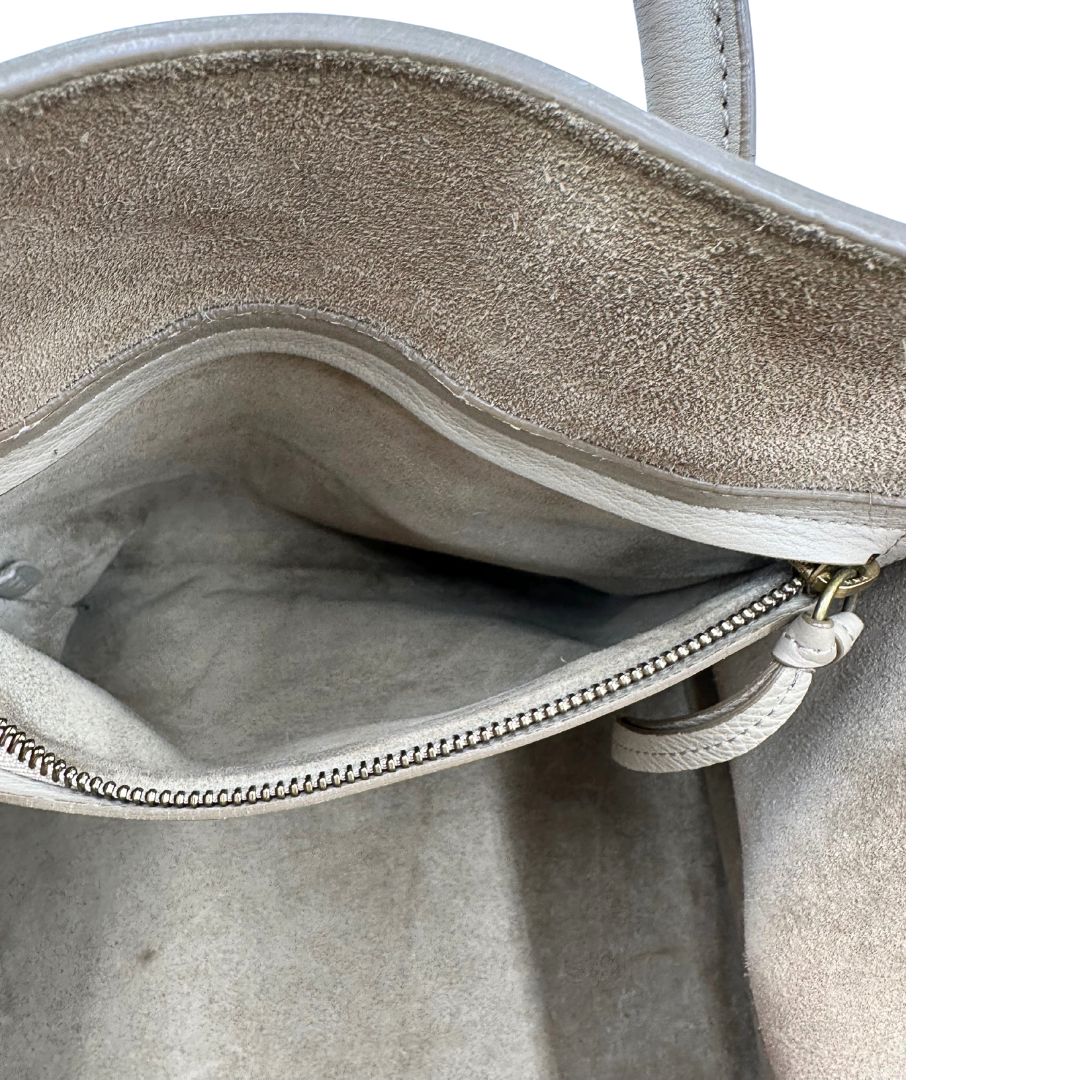 Interno di una borsa Céline Luggage in pelle color sabbia con parti metalliche oro anticato ed effetto renio. Completa di dustbag. Indossabile a mano.