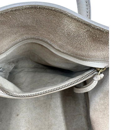 Interno di una borsa Céline Luggage in pelle color sabbia con parti metalliche oro anticato ed effetto renio. Completa di dustbag. Indossabile a mano.