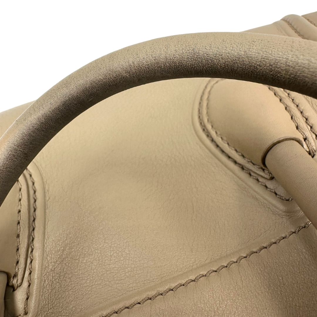 Difetto manici di una borsa Céline Luggage in pelle color sabbia con parti metalliche oro anticato ed effetto renio. Completa di dustbag. Indossabile a mano.