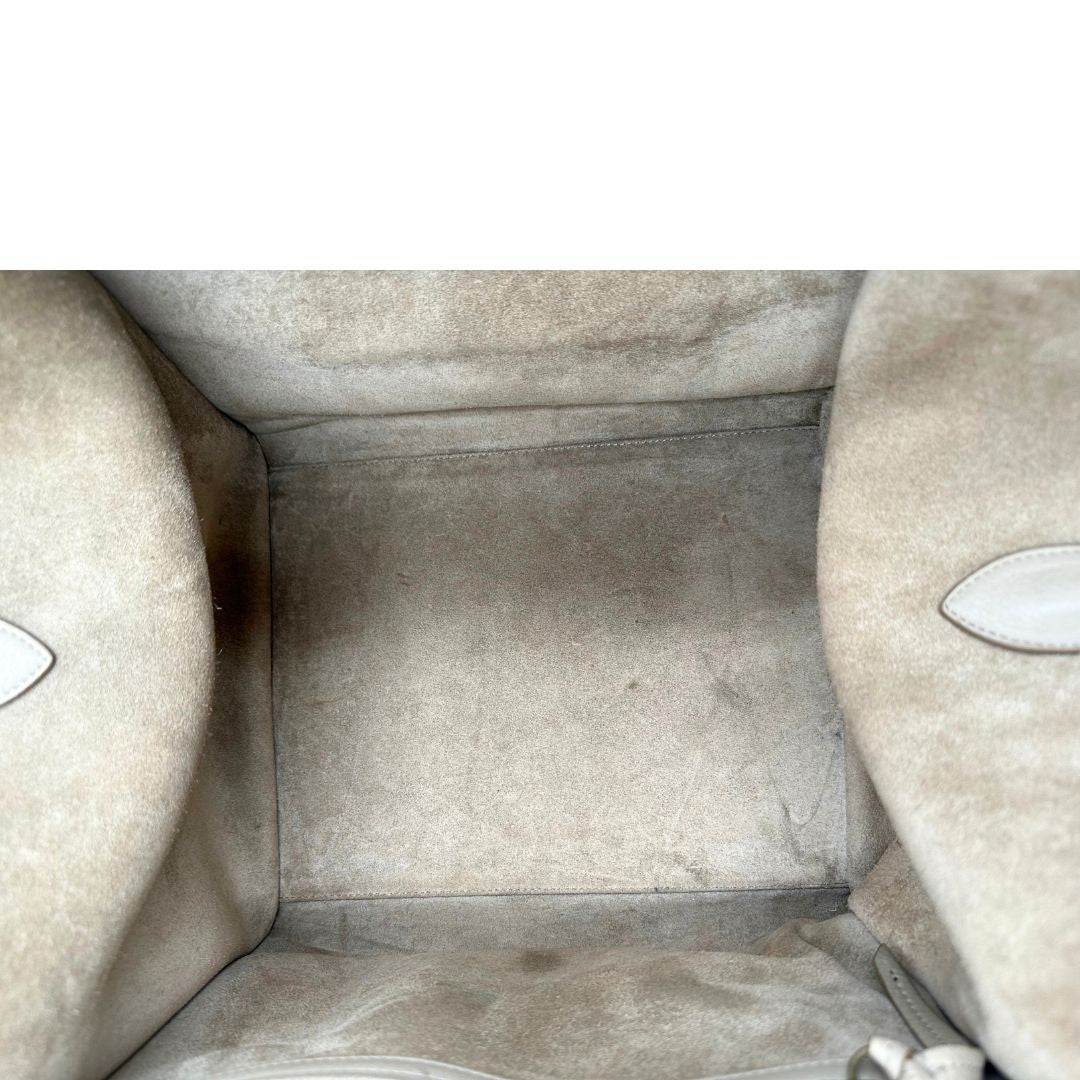 Interno di una borsa Céline Luggage in pelle color sabbia con parti metalliche oro anticato ed effetto renio. Completa di dustbag. Indossabile a mano.