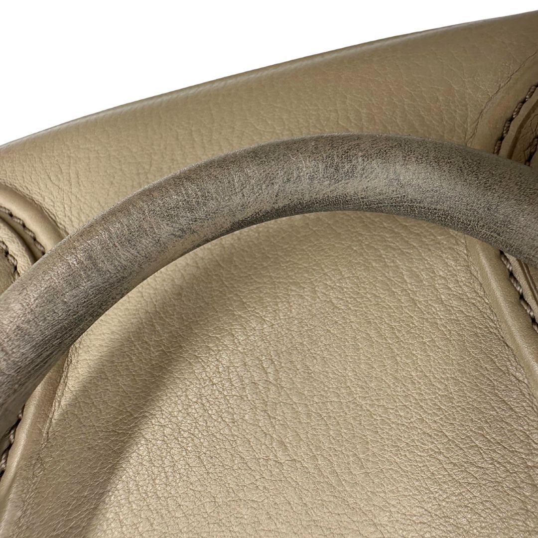 Difetto manici di una borsa Céline Luggage in pelle color sabbia con parti metalliche oro anticato ed effetto renio. Completa di dustbag. Indossabile a mano.