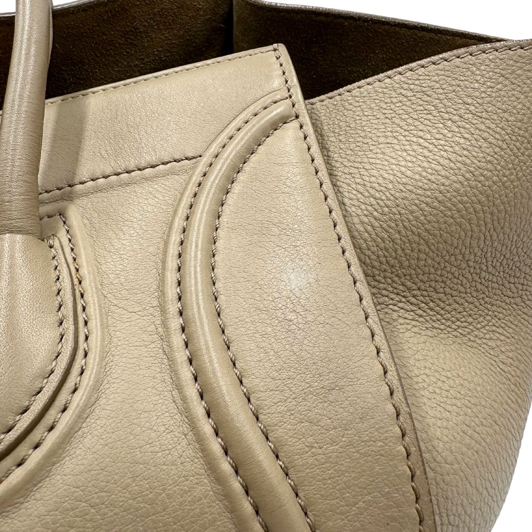 Difetto colore pellame di una borsa Céline Luggage in pelle color sabbia con parti metalliche oro anticato ed effetto renio. Completa di dustbag. Indossabile a mano.