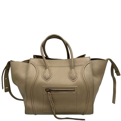 Front di una borsa Céline Luggage in pelle color sabbia con parti metalliche oro anticato ed effetto renio. Completa di dustbag. Indossabile a mano.