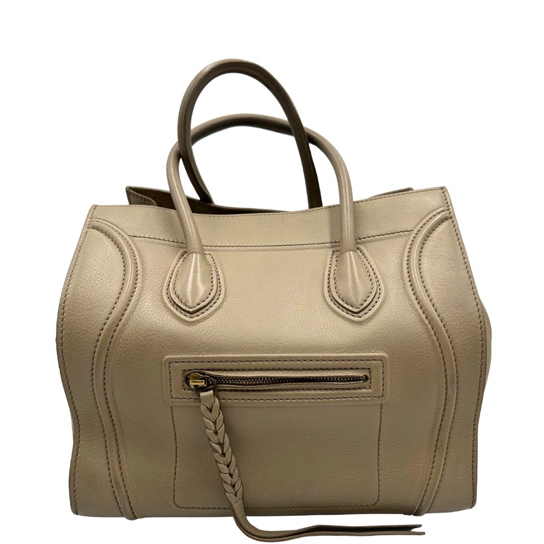 Front di una borsa Céline Luggage in pelle color sabbia con parti metalliche oro anticato ed effetto renio. Completa di dustbag. Indossabile a mano.