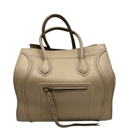 Front di una borsa Céline Luggage in pelle color sabbia con parti metalliche oro anticato ed effetto renio. Completa di dustbag. Indossabile a mano.