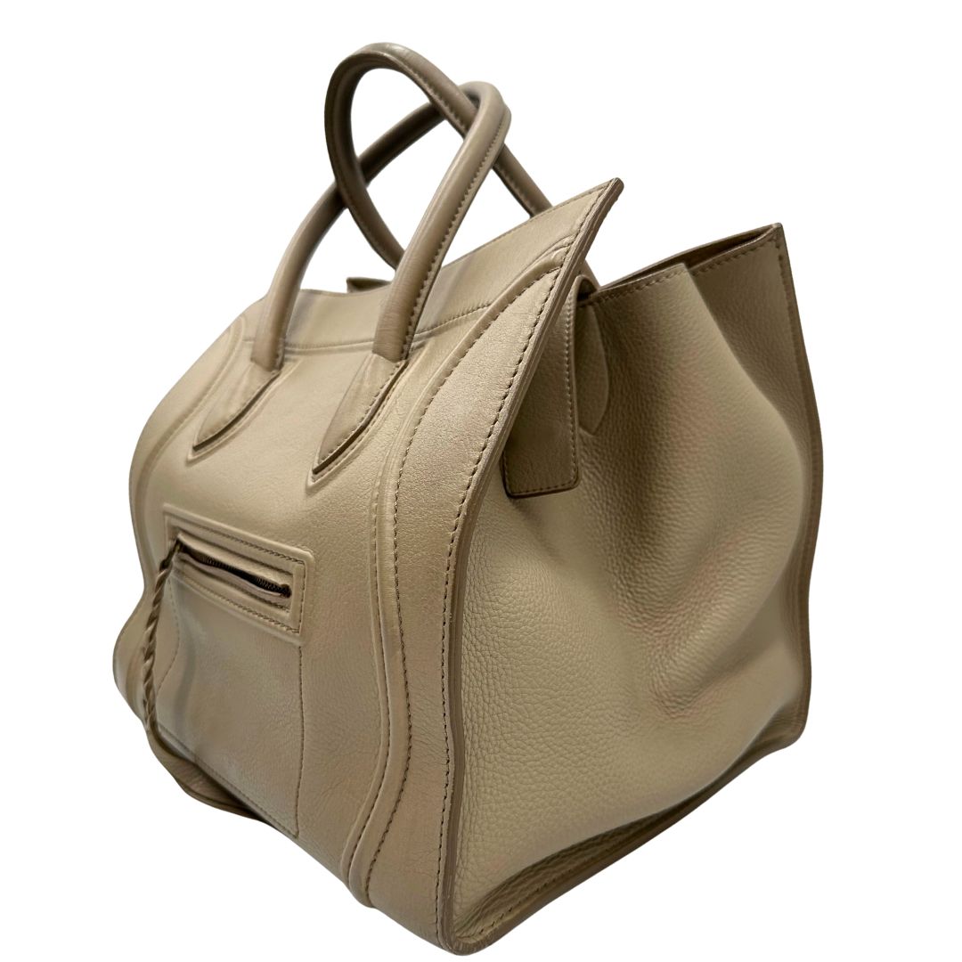Laterale destro di una borsa Céline Luggage in pelle color sabbia con parti metalliche oro anticato ed effetto renio. Completa di dustbag. Indossabile a mano.