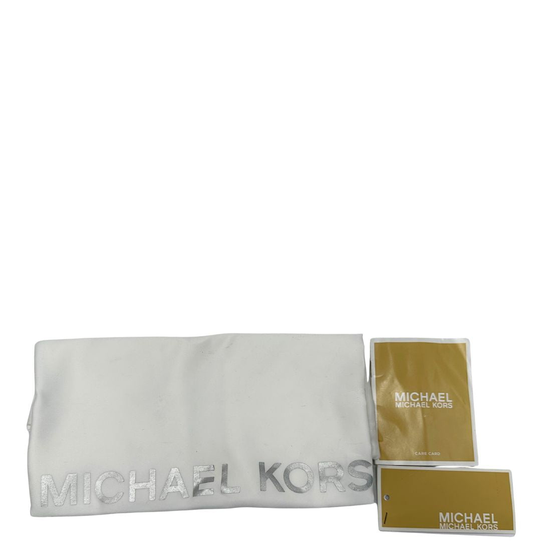 Dustbag e cartellini di una borsa Michael Kors in pelle martellata giallo girasole, con metalleria dorata. Munita di tracolla in tessuto regolabile ed amovibile.