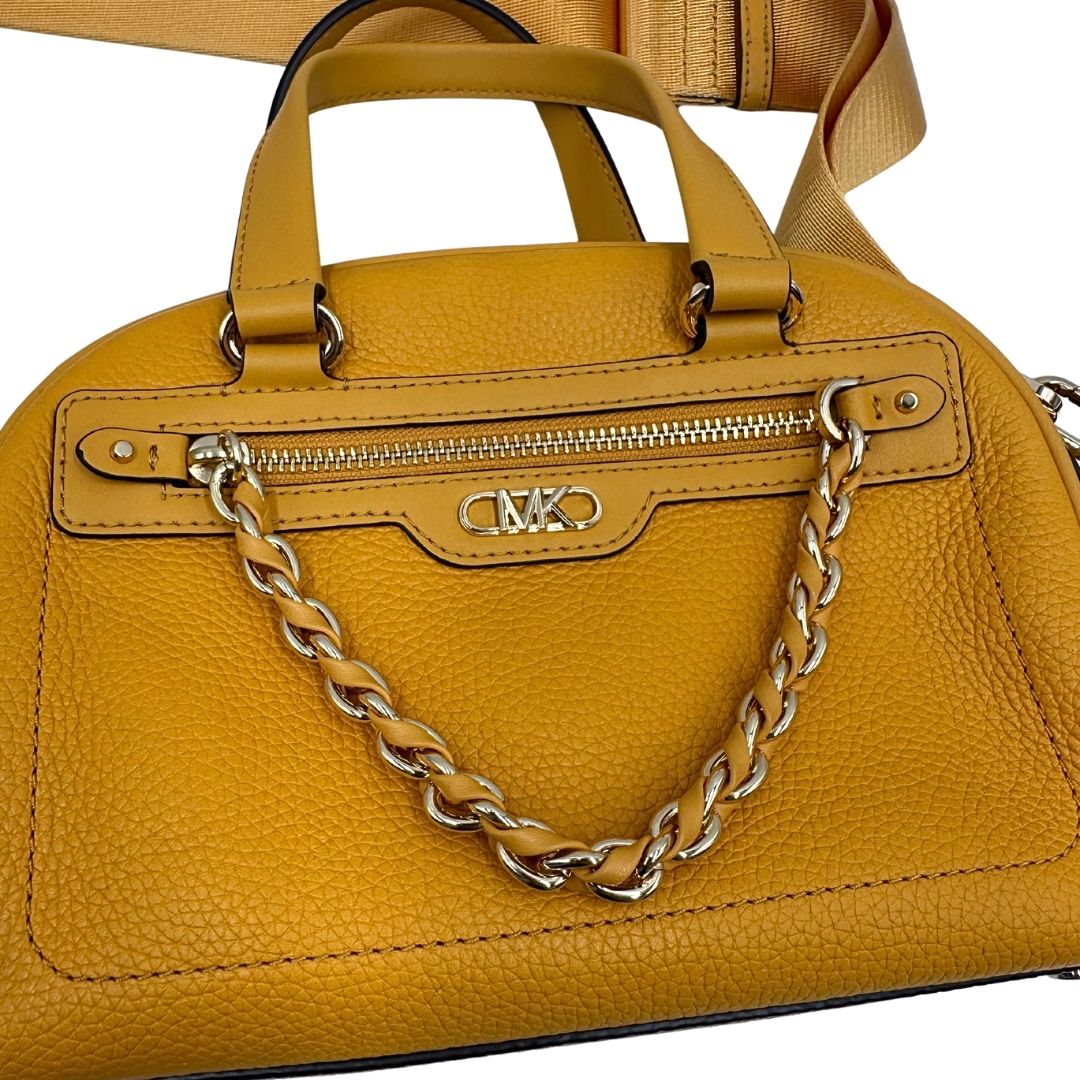 Dettaglio zip frontale di una borsa Michael Kors in pelle martellata giallo girasole, con metalleria dorata. Munita di tracolla in tessuto regolabile ed amovibile. Completa di dustbag e cartellini.