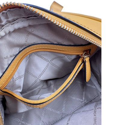 Interno di una borsa Michael Kors in pelle martellata giallo girasole, con metalleria dorata. Munita di tracolla in tessuto regolabile ed amovibile. Completa di dustbag e cartellini.