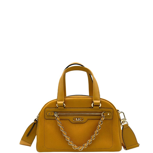Front di una borsa Michael Kors in pelle martellata giallo girasole, con metalleria dorata. Munita di tracolla in tessuto regolabile ed amovibile. Completa di dustbag e cartellini.