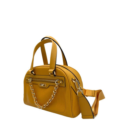 Laterale destro di una borsa Michael Kors in pelle martellata giallo girasole, con metalleria dorata. Munita di tracolla in tessuto regolabile ed amovibile. Completa di dustbag e cartellini.