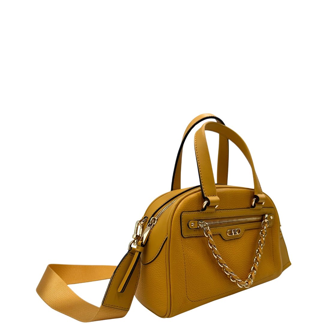 Laterale sinistro di una borsa Michael Kors in pelle martellata giallo girasole, con metalleria dorata. Munita di tracolla in tessuto regolabile ed amovibile. Completa di dustbag e cartellini.