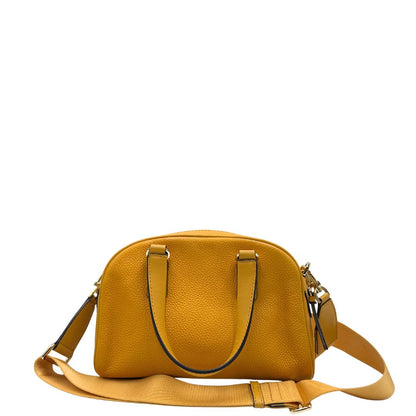 Retro di una borsa Michael Kors in pelle martellata giallo girasole, con metalleria dorata. Munita di tracolla in tessuto regolabile ed amovibile. Completa di dustbag e cartellini.