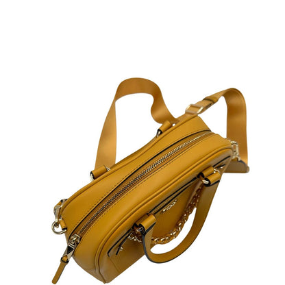 Vista superiore di una borsa Michael Kors in pelle martellata giallo girasole, con metalleria dorata. Munita di tracolla in tessuto regolabile ed amovibile. Completa di dustbag e cartellini.