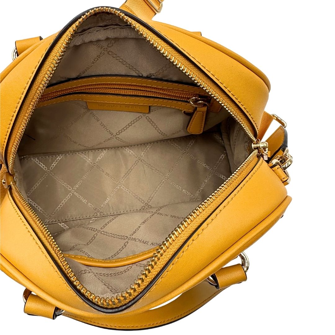 Interno di una borsa Michael Kors in pelle martellata giallo girasole, con metalleria dorata. Munita di tracolla in tessuto regolabile ed amovibile. Completa di dustbag e cartellini.