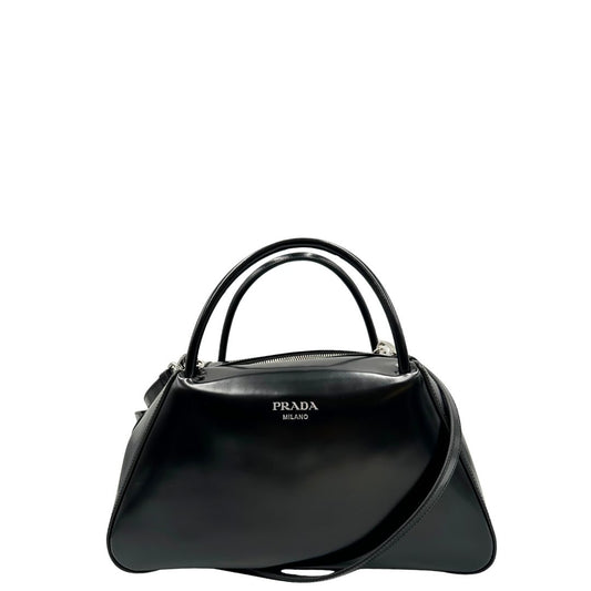 front Borsa Prada in pelle nera con parti metalliche argentate; munita di doppi manici stondati e una tracolla amovibile e regolabile. Completa di corredo, di lusso, originale, ottime condizioni, usata. 