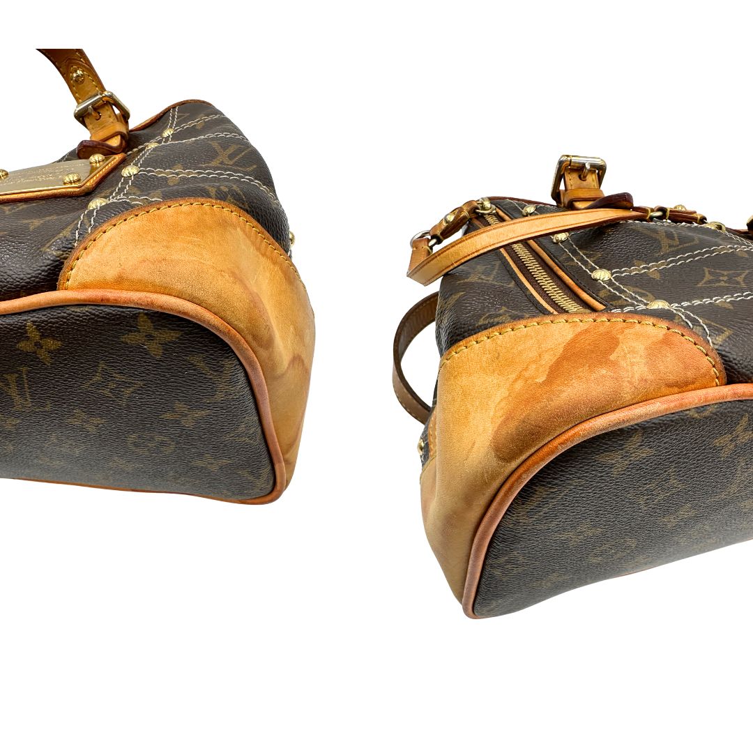 Angoli di una Borsa Louis Vuitton in canvas marrone monogram con cuciture decorative e finiture in vacchetta naturale. Parti metalliche dorate; munita di doppi manici, indossabile a spalla. Originale, usata, di lusso in ottime condizioni