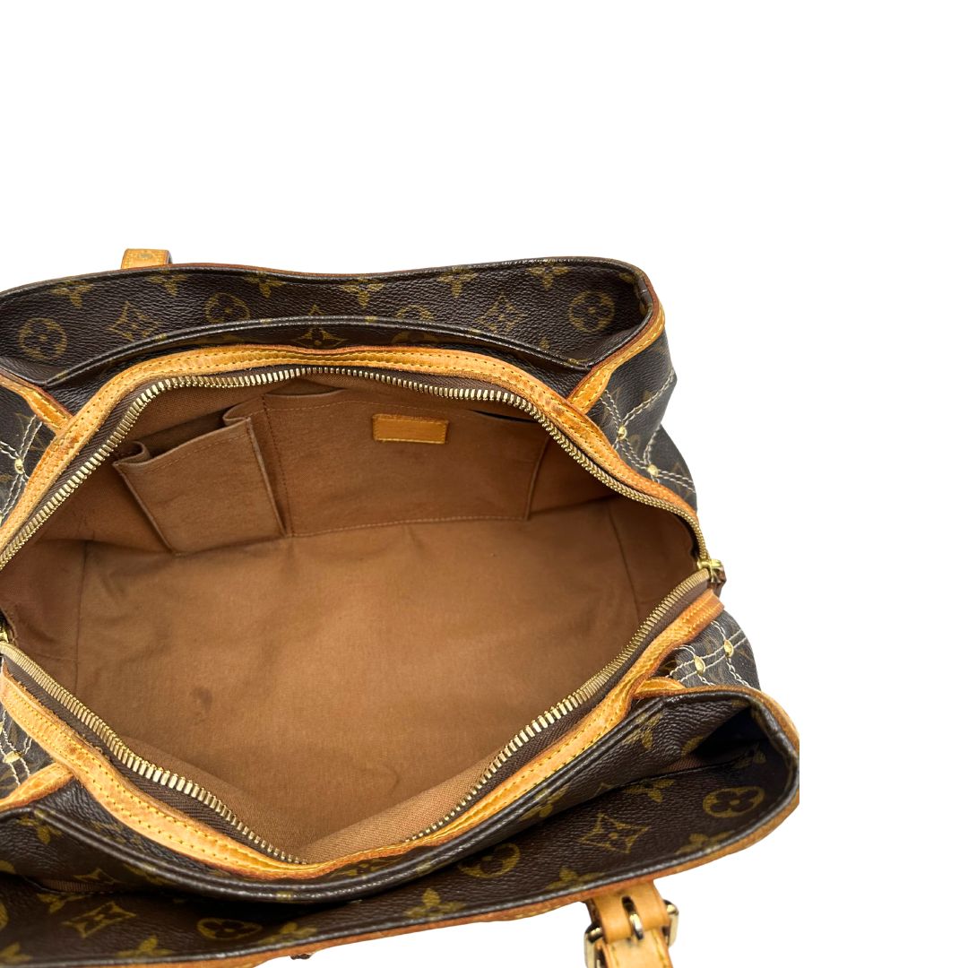 Interno di una Borsa Louis Vuitton in canvas marrone monogram con cuciture decorative e finiture in vacchetta naturale. Parti metalliche dorate; munita di doppi manici, indossabile a spalla. Originale, usata, di lusso in ottime condizioni