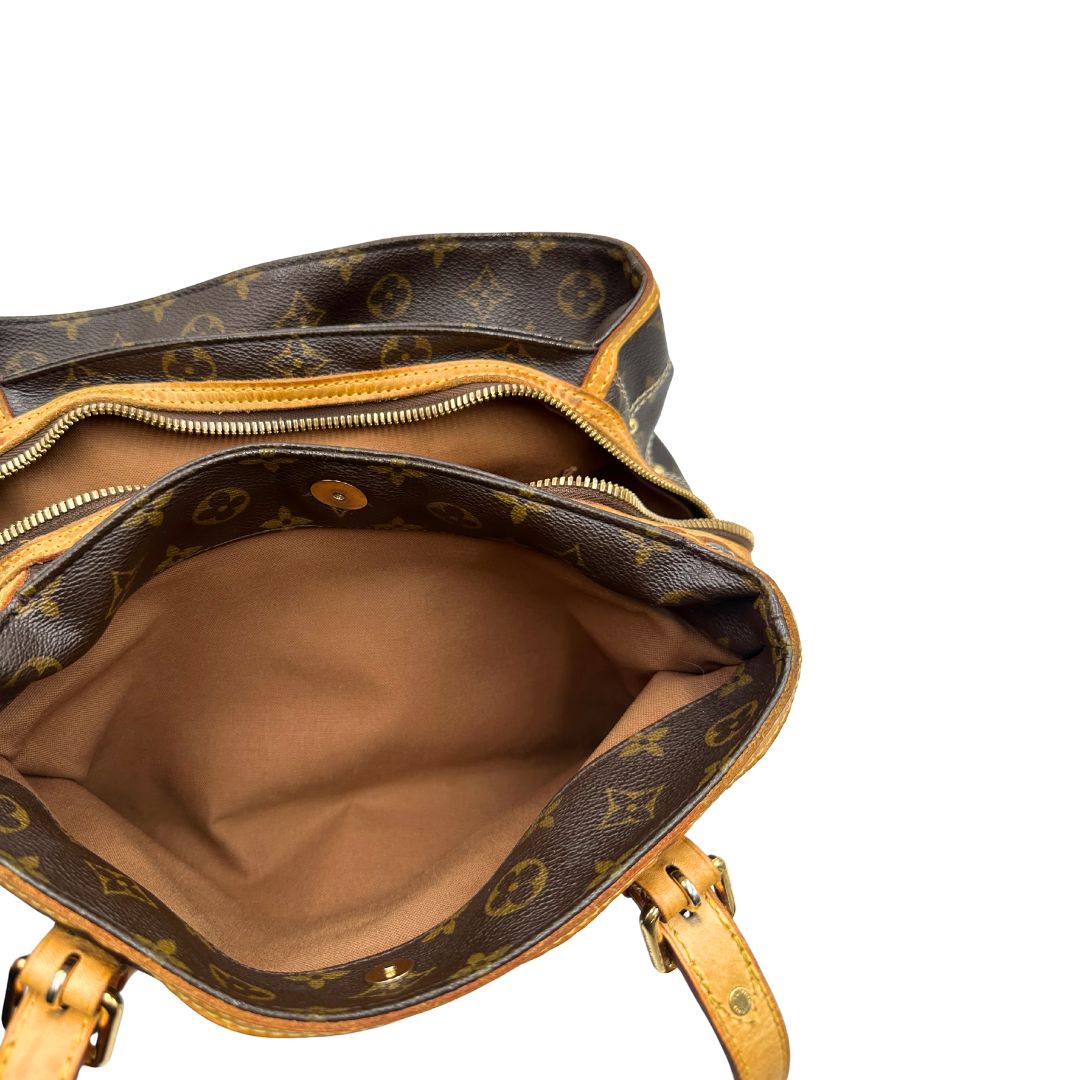 Interno di una Borsa Louis Vuitton in canvas marrone monogram con cuciture decorative e finiture in vacchetta naturale. Parti metalliche dorate; munita di doppi manici, indossabile a spalla. Originale, usata, di lusso in ottime condizioni