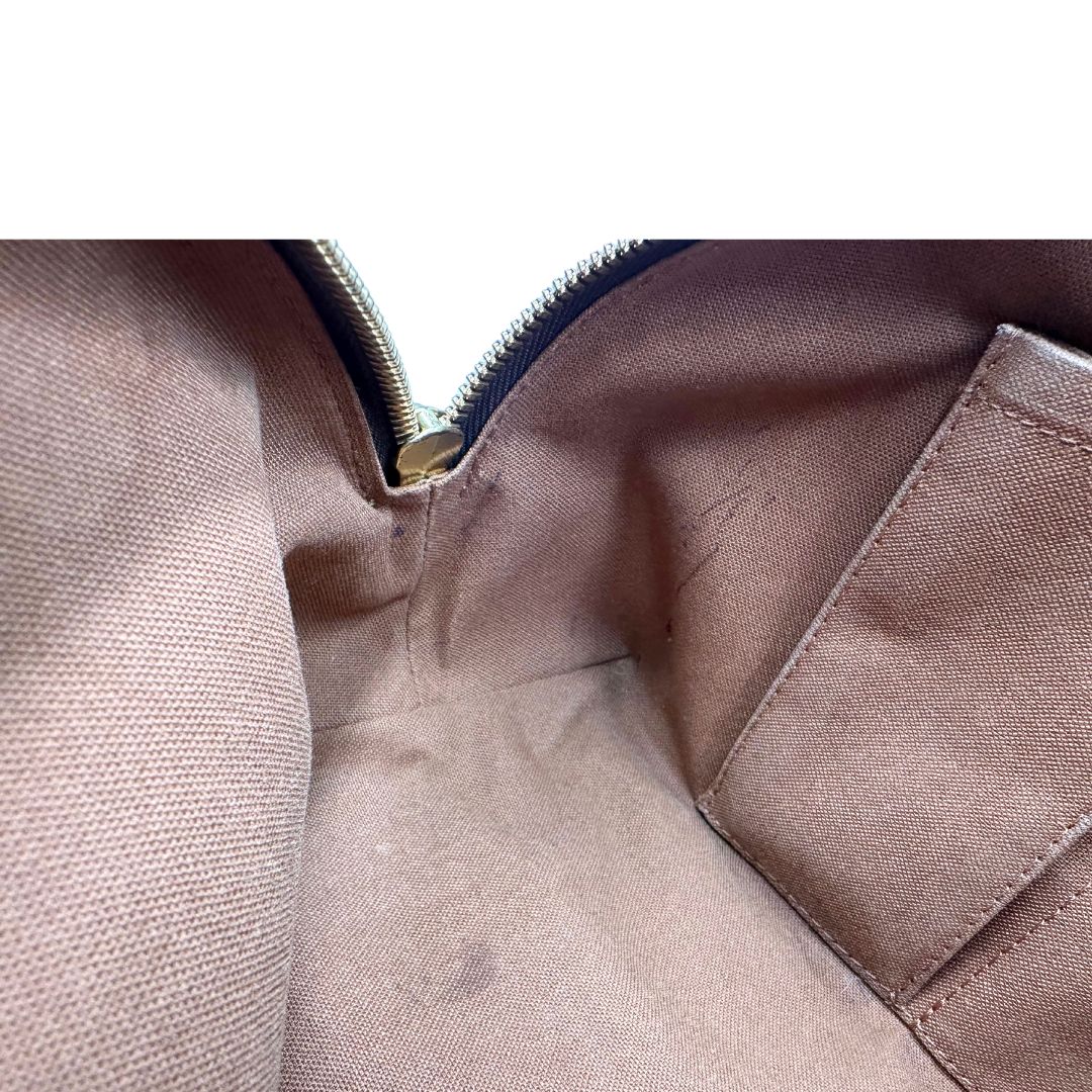 Interno di una Borsa Louis Vuitton in canvas marrone monogram con cuciture decorative e finiture in vacchetta naturale. Parti metalliche dorate; munita di doppi manici, indossabile a spalla. Originale, usata, di lusso in ottime condizioni