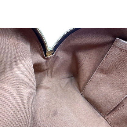 Interno di una Borsa Louis Vuitton in canvas marrone monogram con cuciture decorative e finiture in vacchetta naturale. Parti metalliche dorate; munita di doppi manici, indossabile a spalla. Originale, usata, di lusso in ottime condizioni