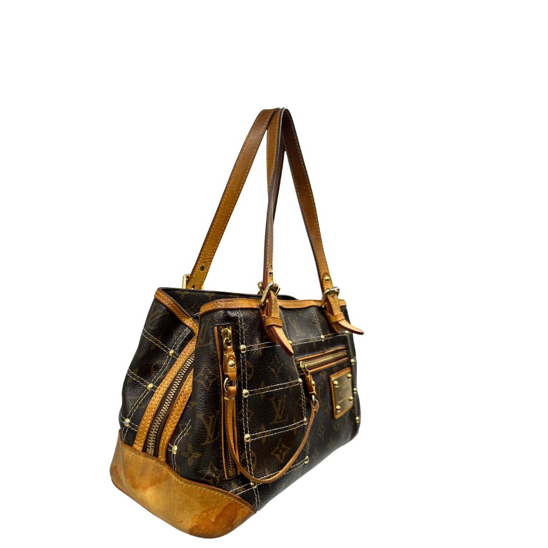 Lato destro di una Borsa Louis Vuitton in canvas marrone monogram con cuciture decorative e finiture in vacchetta naturale. Parti metalliche dorate; munita di doppi manici, indossabile a spalla. Originale, usata, di lusso in ottime condizioni