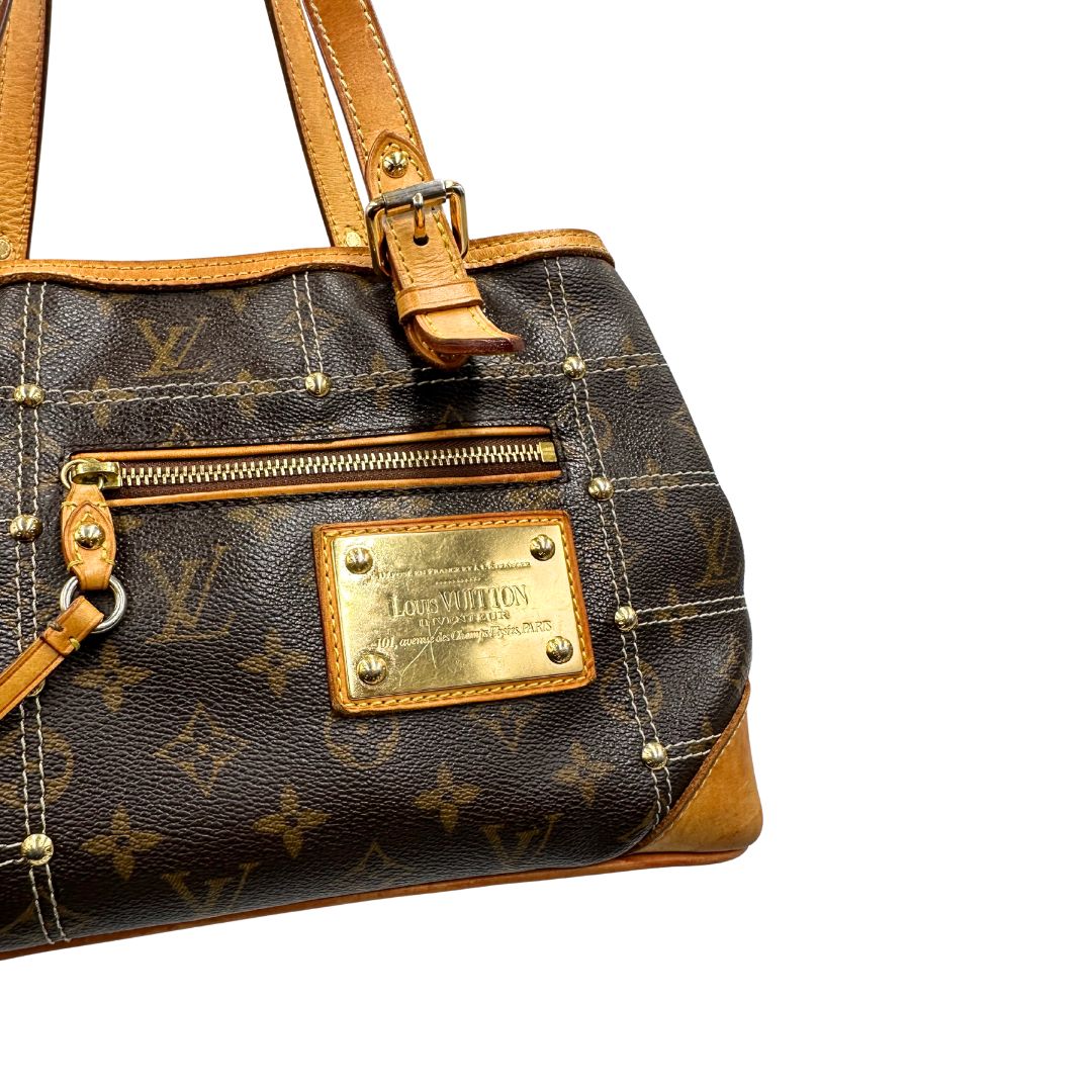Metalleria di una Borsa Louis Vuitton in canvas marrone monogram con cuciture decorative e finiture in vacchetta naturale. Parti metalliche dorate; munita di doppi manici, indossabile a spalla. Originale, usata, di lusso in ottime condizioni