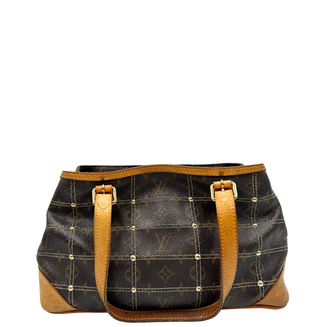 Retro di una Borsa Louis Vuitton in canvas marrone monogram con cuciture decorative e finiture in vacchetta naturale. Parti metalliche dorate; munita di doppi manici, indossabile a spalla. Originale, usata, di lusso in ottime condizioni